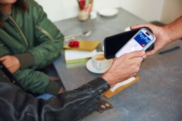 Brieftasche vergessen? Wie Sie  in Geschäften und im Restaurant einfach mit Ihrem Smartphone zahlen